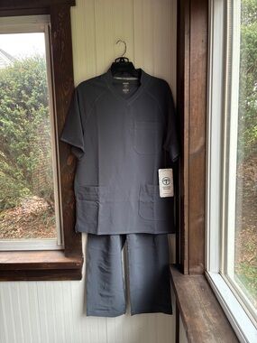 Men’s Essential Threads Charcoal Gray Medical Scrub Set with Pockets